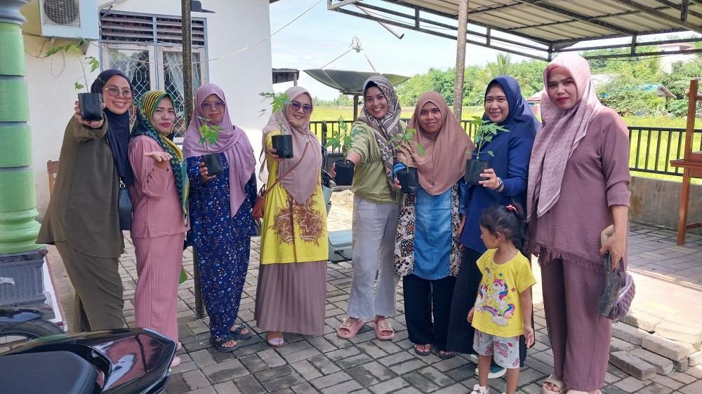 TP-PKK Desa Gumbil Gelar Penanaman Bibit Pepaya